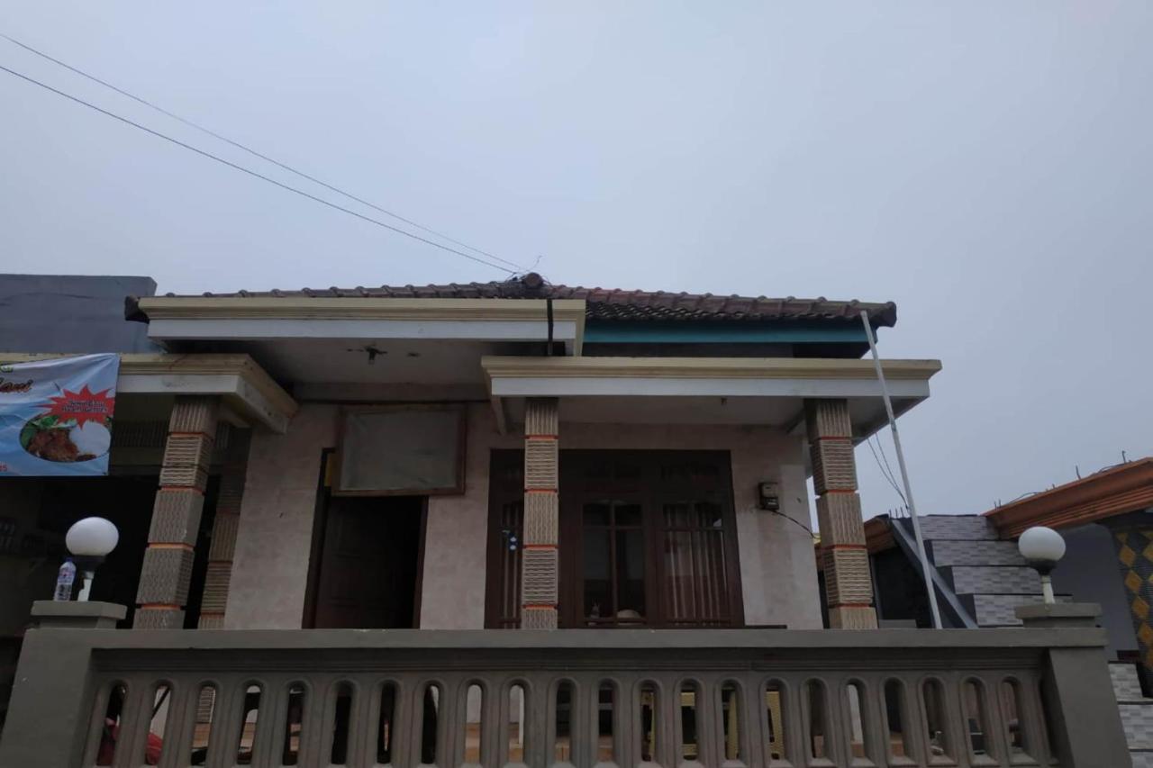 Oyo 90097 Homestay Sinta Ndani Putri Probolinggo Exterior photo